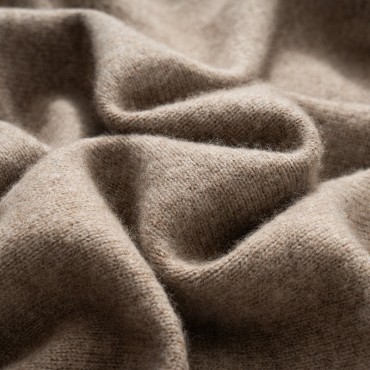 Soft, warm and skin friendly men's cashmere sweater